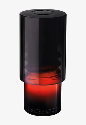 Zwarte cilindervormige parfumfles met een rood gloeiende basis en "TRUSSARDI" gegraveerd onderaan op een witte achtergrond.