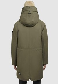 Parka verde oliva con cappuccio rimovibile, caratterizzata da una finitura liscia e opaca, cuciture rinforzate e una patch con logo vicino all'orlo.