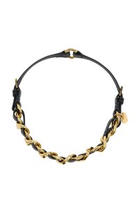 Schwarzes Lederchoker mit einem verdrehten goldenen Kettendetail und einem kleinen goldenen Anhänger, mit verstellbaremverschluss für die Passform.