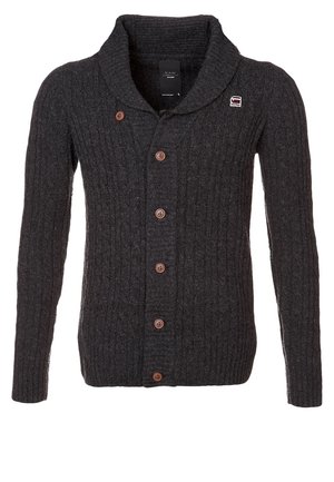 Donkergrijze kabelgebreide cardigan met sjaalkraag, zes bruine knopen en een kleine rechthoekige logopatch op de bovenkant van de linkerborst.