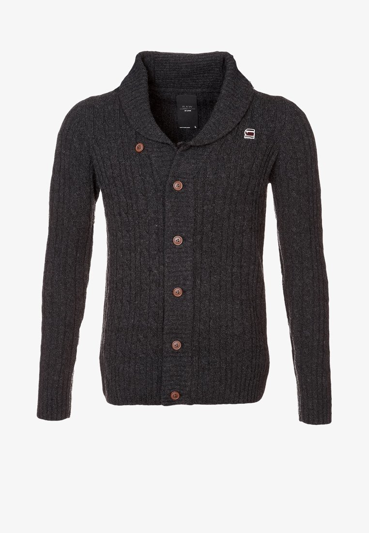 Cardigan gris foncé en maille torsadée avec col châle, six boutons marron et une petite écusson rectangulaire sur la partie supérieure gauche de la poitrine.