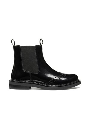 Stivale Chelsea in pelle nera con pannelli laterali elasticizzati, linguette anteriori e posteriori, dettagli brogue sulla punta e tacco basso impilato.