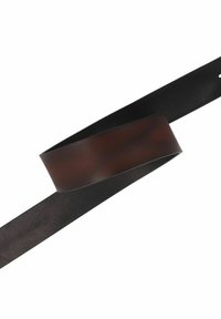 Cinturón de cuero marrón con una textura suave, que presenta una banda ancha y una correa negra delgada; diseñado para ser versátil y duradero.