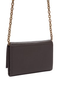Portefeuille croisé en cuir marron avec une finition texturée, doté d'une bandoulière en chaîne dorée et d'une forme rectangulaire. Design compact et pratique.