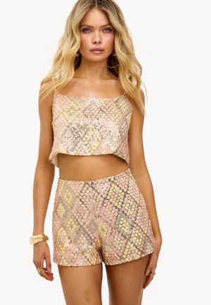 Ensemble de top court à sequins et de shorts dans des tons pastels de rose, or et argent, avec des motifs en diamant ; silhouette courte et ajustée avec une texture réfléchissante.