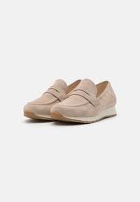 Mocassini in suede beige con motivo cucito e design slip-on. Presentano una leggera suola in gomma e un tacco basso per il massimo comfort.