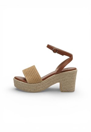 Beige geweven sleehaksandaal met dikke hak, bruine enkelriem en gespsluiting.