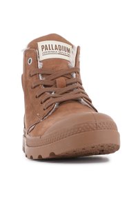Bottes mi-mollet en cuir marron avec bout rond, semelle en caoutchouc et classique design à lacets. Comprend une doublure en fourrure blanche et une étiquette de marque sur la languette.