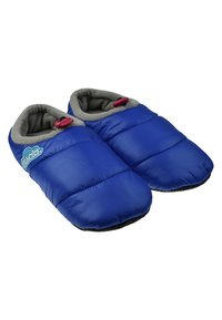 Zapatillas de casa acolchadas en color azul con forro de felpa gris y suelas de goma negra, con un toggle rosa en contraste para ajustar el ajuste.
