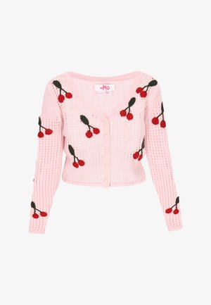 Lyserød cropped cardigan med en hæklet-lignende design. Har røde kirsebær-applikationer og knapper foran. Lange, tætsiddende ærmer.