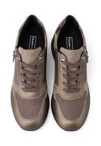 Scarpe sportive marroni con una combinazione di materiali lisci e testurizzati, design con lacci, cerniera laterale e soletta nera imbottita.