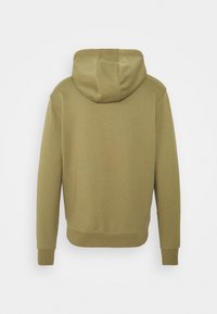 Sweat-shirt vert olive à capuche, doté d'un tissu doux et texturé, de poignets côtelés et d'un ourlet court. Design simple sans logos visibles.