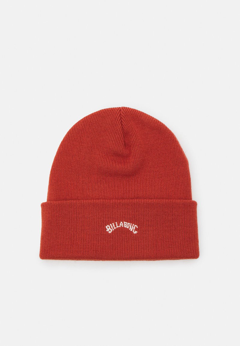 Gorro de punto rojo con textura acanalada, con puño doblado y logo bordado en blanco de "Billabong" en la parte delantera.