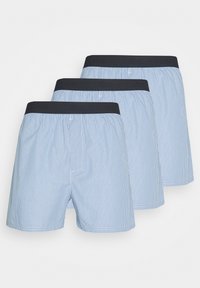 Boxer in cotone da uomo, con un motivo a righe blu e bianche, vita elastica nera e vestibilità ampia. Tre paia mostrati insieme.