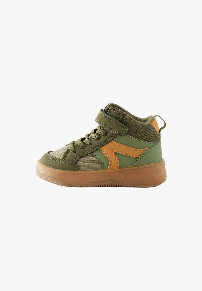 Sneaker alta verde e arancione con lacci, cinturino in velcro, collo alla caviglia lavorato a maglia e suola in gomma marrone.