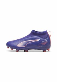 Scarpette da calcio viola con colletto aderente simile a una calza, dotate di una parte superiore testurizzata, accenti bianchi a contrasto e tacchetti rossi per la trazione.