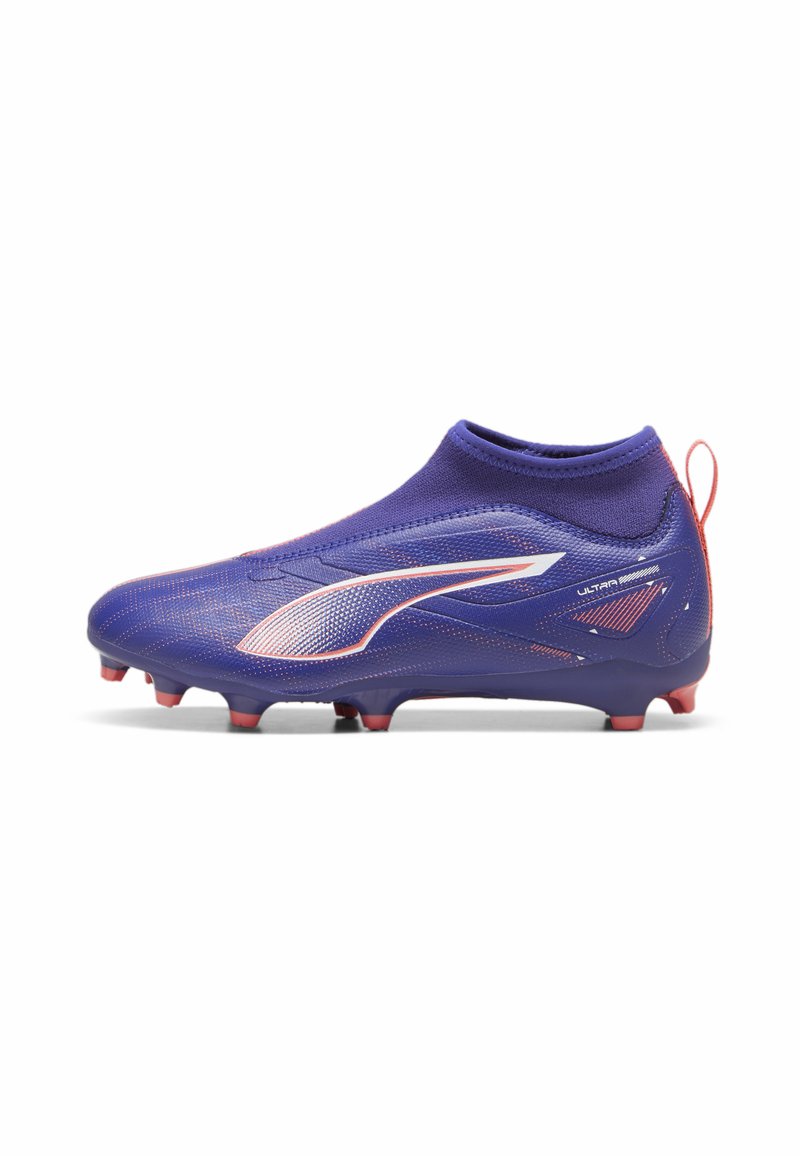Scarpette da calcio viola con colletto aderente simile a una calza, dotate di una parte superiore testurizzata, accenti bianchi a contrasto e tacchetti rossi per la trazione.