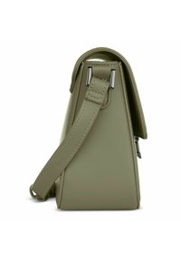 Borsa strutturata verde oliva in pelle vegana testurizzata con base piatta, manico superiore e tracolla regolabile, con dettagli in metallo argentato.