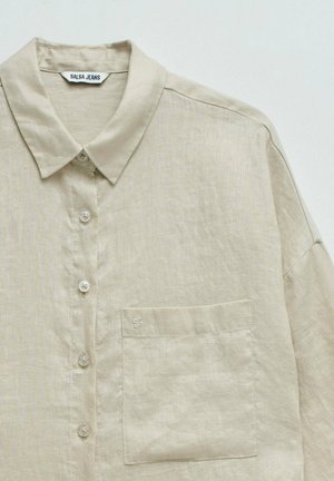 Chemise beige en lin à manches longues avec col, boutons sur le devant, poche poitrine et étiquette "SALSA JEANS" à l'intérieur du col.