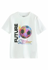 Balta kokvilnas T-kreklā ir krāsains grafiskais attēls ar futbola bumbu, kurai apkārt ir spirālveida raksti un uzraksts "Nākotnes uzbrucējs zonā".