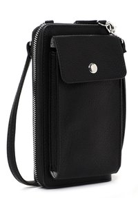 Černá kožená crossbody taška s texturovaným povrchem, zipovým uzávěrem, přední kapsou, akcentem na cvok a nastavitelným popruhem.