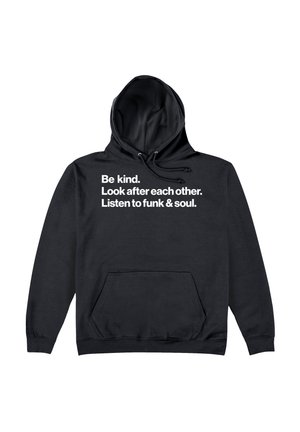 Schwarzer Hoodie aus Baumwollmischung. Verfügt über eine Vordertasche und eine Kapuze mit Kordelzug. Weißer Text auf der Vorderseite enthält Botschaften über Freundlichkeit und Musik.