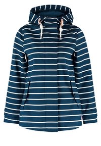 Laivastonsininen vedenpitävä takki, jossa valkoiset vaakaraidat, säädettävä huppu kiristysnyöreillä, etutaskut ja pitkät hihat.