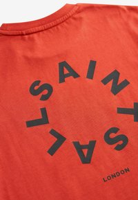smALLSAINTS TIERRA CREW LOGO  - Apdrukāts T-krekls - red