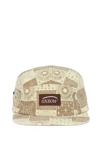 Casquette marron à motifs avec une visière plate, fabriquée en tissu présentant de nombreux motifs géométriques et floraux, avec un patch logo "Oxbow" sur le devant.