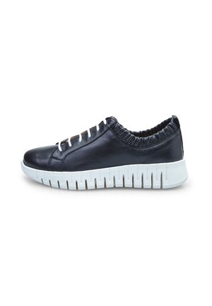 Czarne skórzane sneakersy z białą gumową podeszwą, elastycznym kostką i płaskimi sznurówkami. Posiadają zaokrąglony czubek oraz teksturowaną podeszwę z poziomymi rowkami.