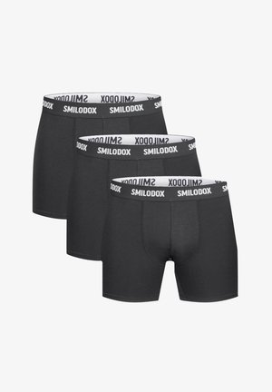 Calzoncillos cortos negros en un paquete de tres, hechos de un tejido suave. Cuentan con una cinturilla elástica con el logotipo "SMILODOX" en blanco.