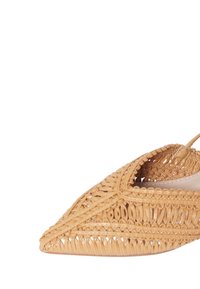 Scarpa con punta affusolata realizzata in rattan intrecciato naturale di colore beige. Presenta un design con lavorazione a giorno e una soletta bianca liscia.