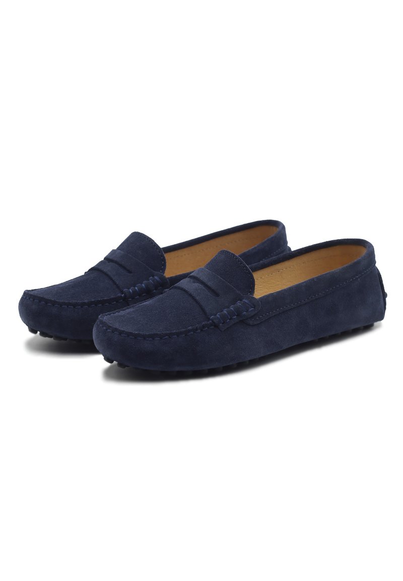 Marineblaue Wildleder Slipper mit Mokassin-Design, ausgestattet mit einem gesteppten Band über dem Obermaterial und einer Gummisohle für besseren Grip.