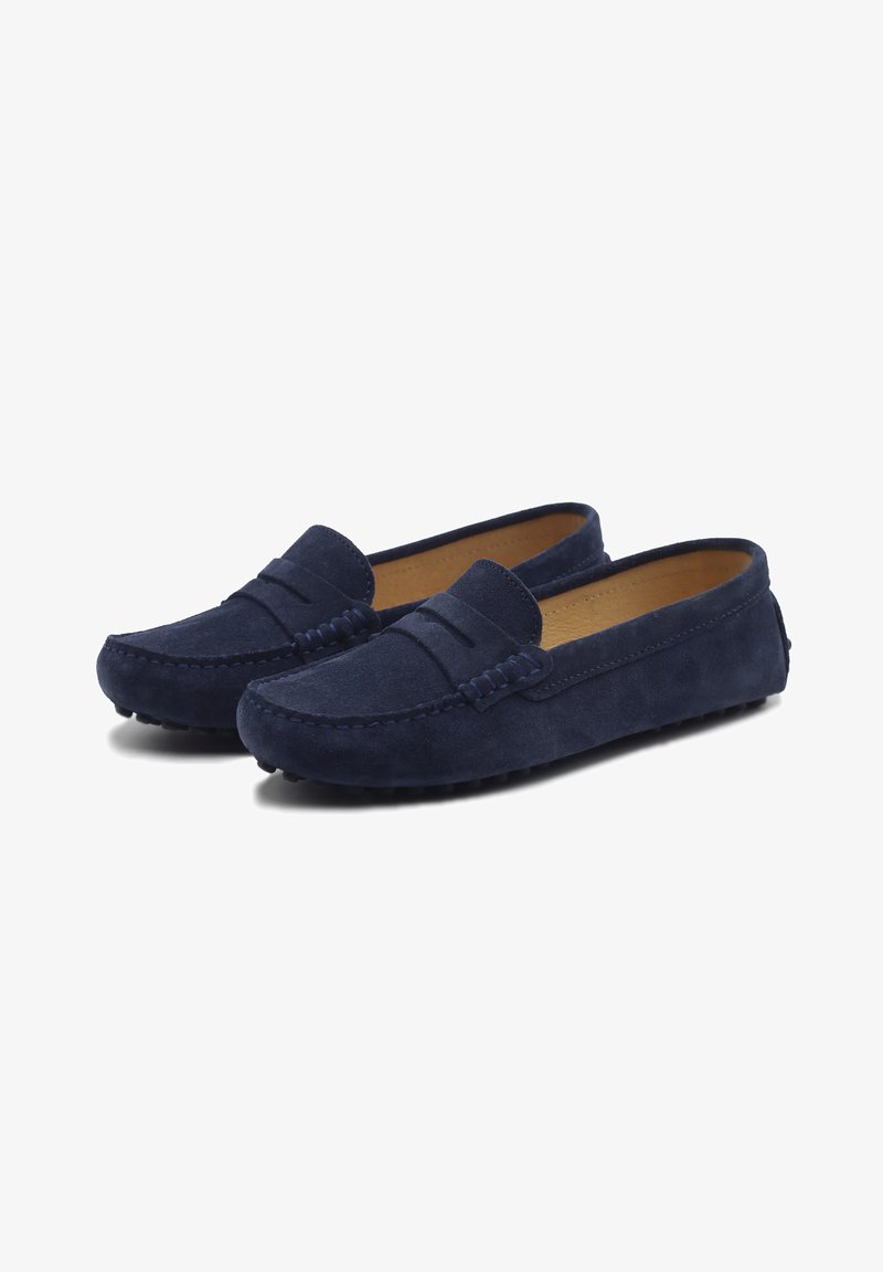 Marineblaue Wildleder Slipper mit Mokassin-Design, ausgestattet mit einem gesteppten Band über dem Obermaterial und einer Gummisohle für besseren Grip.