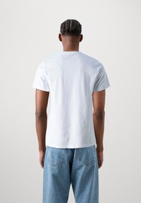 Guess MOSAIC TEE - Majica kratkih rukava s printom - pure white