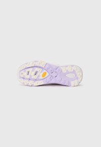 Semelle de sneaker violette et crème avec des reliefs texturés et un logo proéminent. Le design est fabriqué dans un matériau en caoutchouc léger.