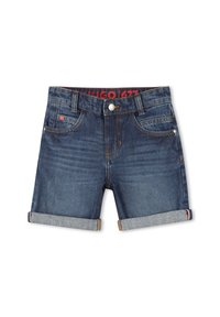 Shorts en denim bleu foncé, avec un ourlet roulé, des poches avant et arrière, et une ceinture de marque rouge avec un fermoir à bouton argenté.