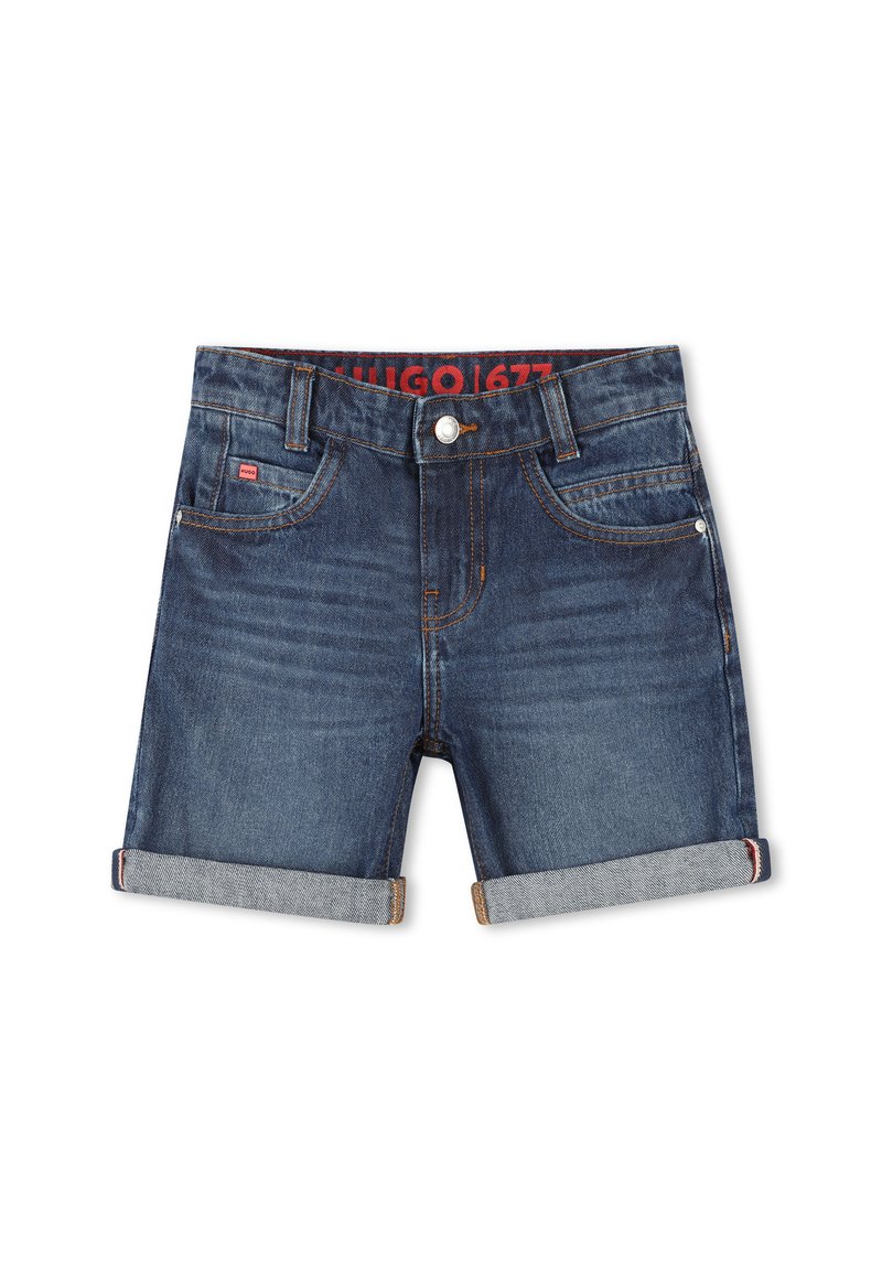 Shorts en denim bleu foncé, avec un ourlet roulé, des poches avant et arrière, et une ceinture de marque rouge avec un fermoir à bouton argenté.