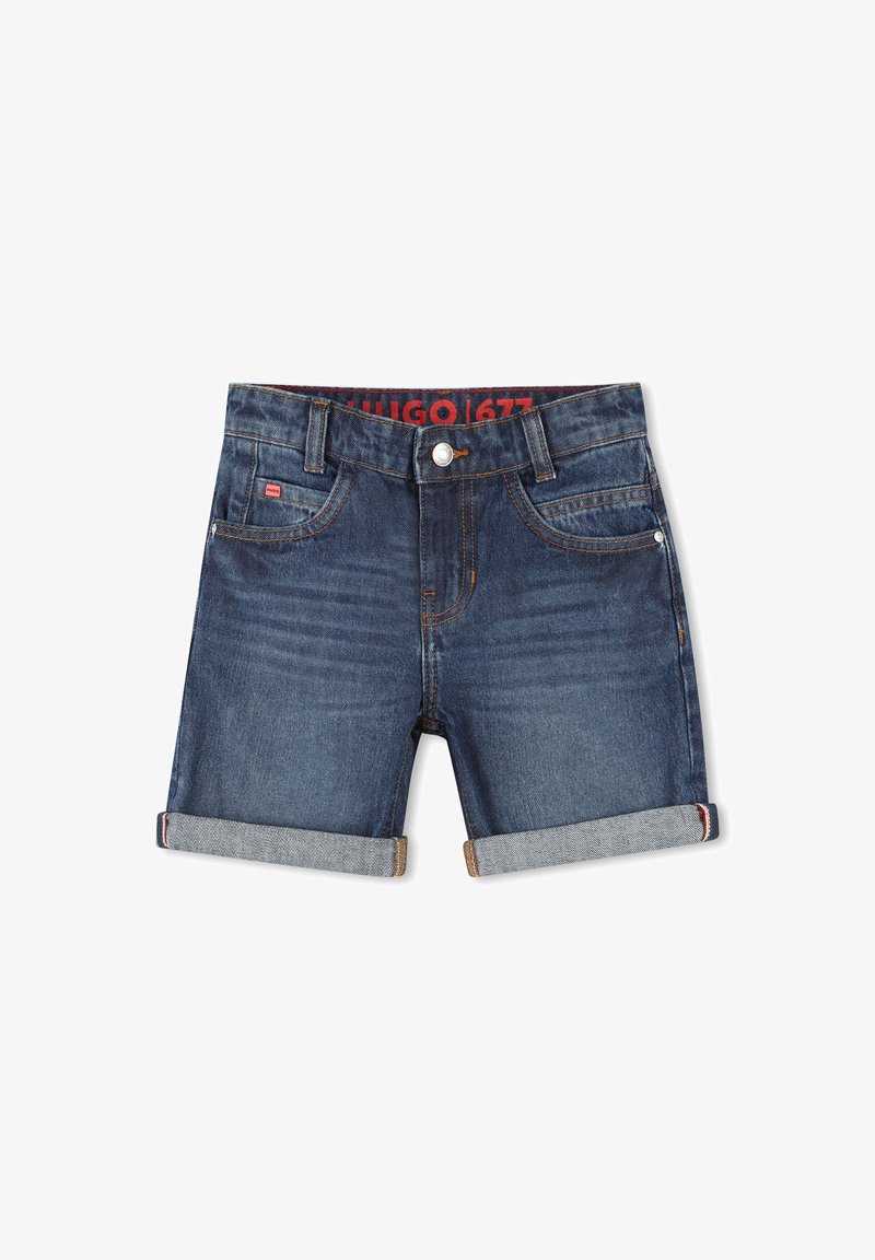 Shorts en denim bleu foncé, avec un ourlet roulé, des poches avant et arrière, et une ceinture de marque rouge avec un fermoir à bouton argenté.
