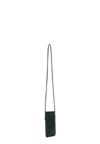 Zöld bőr crossbody táska szőtt textúrával, karcsú, téglalap alakban, állítható pánttal és felső cipzáras záródással.