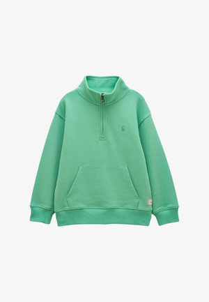 Zielona bluza z zamkiem do połowy długości i wysokim kołnierzem, przednia kieszeń typu kangur, ściągacze na mankietach i dole oraz małe haftowane logo na piersi.