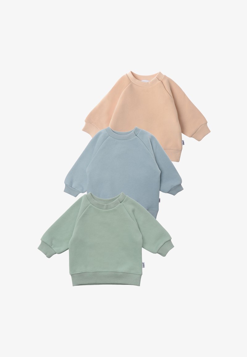 Drei Sweatshirts, die vertikal angeordnet sind. Farben: Pfirsich, Hellblau und Mintgrün. Alle haben runde Ausschnitte, gerippte Bündchen und eine glatte Stoffoberfläche.
