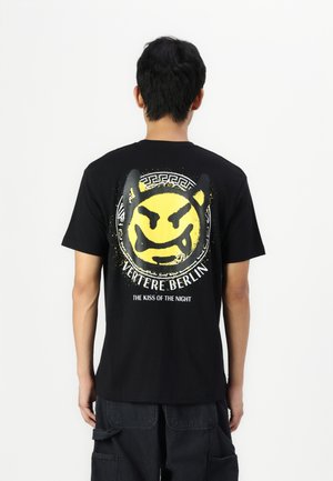 Vertere Berlin DEVIL UNISEX - Trükipildiga T-särk - black