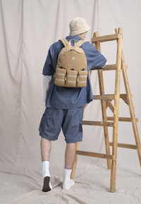 Artsac POP - JAKSON - Retkeilyreppu - sand