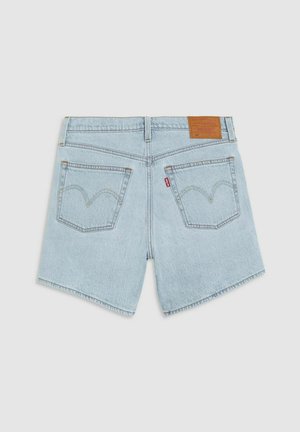 Pantalones cortos de mezclilla de color azul claro con corte recto, que presentan dos bolsillos traseros con costuras curvadas y una etiqueta de marca de cuero marrón en la cinturilla.