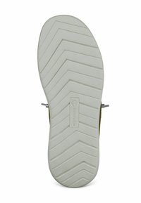 Semelle de sandale en caoutchouc gris clair avec un motif de semelle en zigzag, arborant un logo de marque et deux détails en métal sur le côté.