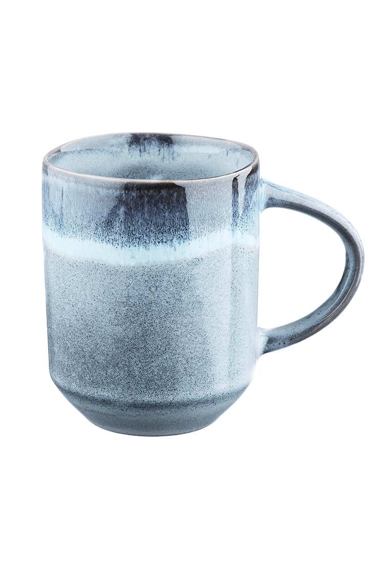 Ceramiczny kubek o gradientowym niebieskim wykończeniu, z zaokrąglonym korpusem, zwężającą się podstawą i uchwytem bocznym. Gładka tekstura z subtelnymi plamkami.