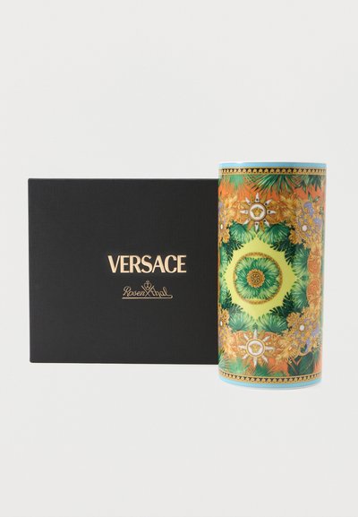 Διακοσμητικό βάζο Versace με λεπτομερή σχέδια σε πράσινο, πορτοκαλί και χρυσό δίπλα σε μαύρο κουτί με χρυσά λογότυπα Versace και Rosenthal.