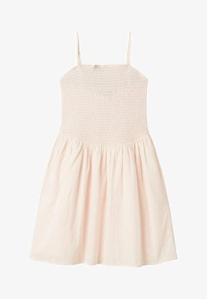 Robe rose clair avec des fines bretelles, un corsage smocké et une jupe évasée arborant de subtiles rayures texturées et des motifs floraux.