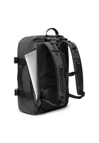 Musta reppu, joka on valmistettu kestävästä kankaasta ja varustettu pehmustetuilla hihnoilla, verkkoselällä, säädettävillä soljilla sekä osittain näkyvällä läppäriliittimellä.